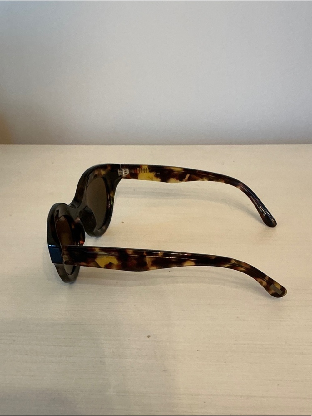 Authentic, Vera Wang Tortoiseshell Round Sunglasses with Brown Lenses - Picture 3 of 12